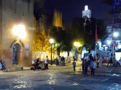 で……「ウタ・エル・ハマム広場」にも夜のとばりが降り、賑やかな民族音楽が始まると……