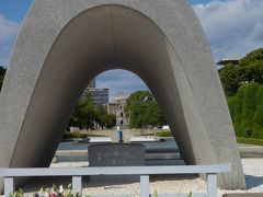 広島平和都市記念碑（原爆死没者慰霊碑）から原爆ドームを望む