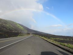 滞在中、繰り返し何度もキラウエア火山に行きました。
溶岩台地にかかる虹。