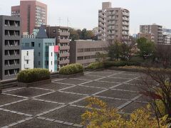 右の方角には東京スカイツリーやホテル椿山荘東京。