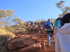 「キングスキャニオンツアー」
早朝 エアーズロックリゾートを出発し、途中で朝食をいただき、その後キングスキャニオンに到着。
今回は、全長6kmのキングス・キャニオン・リム・ウォーク（Kings Canyon Rim Walk）に参加。