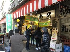 ところが目当ての店が休みでうろうろ
息子曰く、ここは有名な卵焼きの店らしいので買い食いすることにした