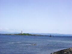 大間崎の観光土産センター付近の前から、弁天島の大間埼灯台と背後の北海道。