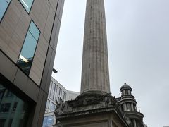 近くに大火記念塔があります。1666年のロンドン大火を記念する高さ62ｍの塔で、1671年～1677年にかけて建てられたそうです。