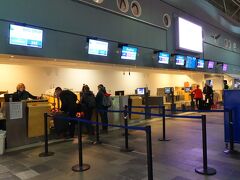 早朝６時過ぎのトロムソ空港チェックインカウンターです。ここも自動チェックインです。