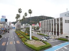 四国のポータル徳島、駅からレンタ屋はタクシー代出してくれますが、てくてく行きました。歩道橋から眉山です。