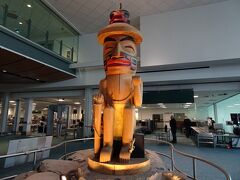 定刻通り15:00前にバンクーバーに到着。空港内のあちこちにカナダの先住民のオブジェがあります。