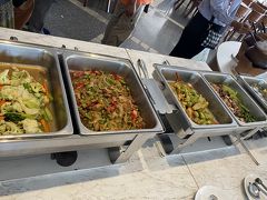 アユタヤ6大遺跡のうち４つの見学後は、ランチの時間です。

アユタヤ リバー ビュー ホテルのレストランでビュフェスタイルのランチを頂きました。