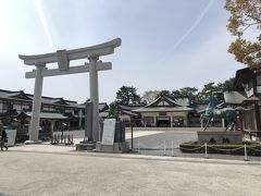 １３時前、ホテル前からタクシーで広島城へ。
こちらは同じ敷地の護国神社の鳥居。
最初は原爆ドームと平和記念公園だけを見学のつもりでしたが
空港から市内へ来たバスの中から広島城の周りに桜が咲いてるのを見て
綺麗だったので桜の写真も撮りたいし、寄ってみましょうと。