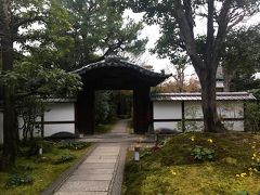 ３２＜圓徳院＞
京都霊山護国神社から１０分ほどで「圓徳院」に到着。
ここは、高台寺の塔頭のひとつ。
豊臣秀吉の正室「北政所」が晩年を過ごした寺です。
高台寺も拝観するなら、共通券（900円）がお得。