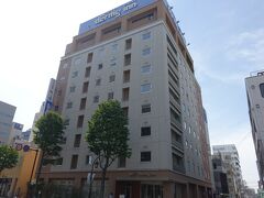 ドーミーイン松本に到着。9階建で1階にフロントと朝食会場、2階～8階が客室、最上階の9階に大浴場があります。