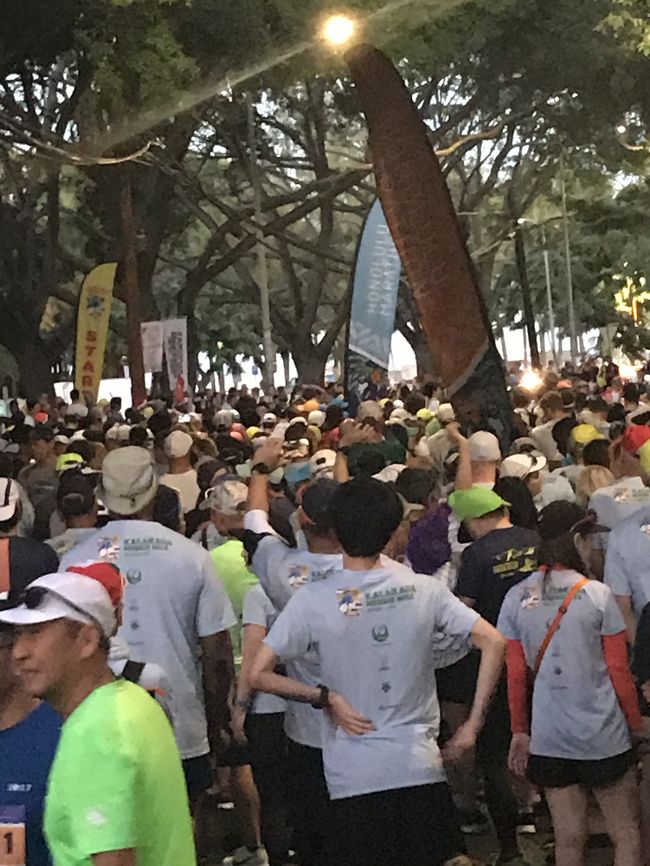 ホノルルマラソン前日のカラカウアメリーマイルのスタート前