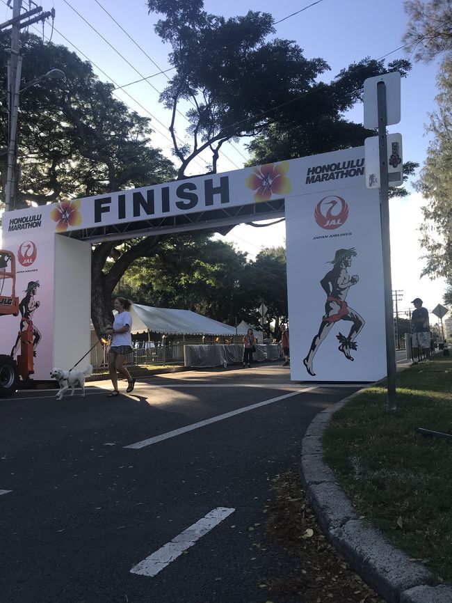 ホノルルマラソンのゴール<br />エリック　ワイナイナさんと記念撮影しました