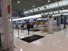 １１月２２日。
旅立ちは成田空港から。
第２ターミナルＪＡＬカウンターでチェックイン。