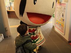 鳴子温泉駅では駅員さんやなる子ちゃんが出迎えてくれました。

そして駅にいるびゅうの係りの方から説明を受け、切符や特典を受け取りました。