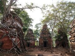 ヒンドゥ寺院が集まるコーケー遺跡群にやって来ました。まずは、プラサットプラム（五つの寺院）。