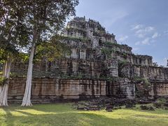 7段ピラミッド型寺院のプラサットトム。