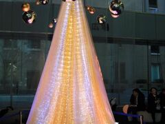 丸の内オアゾ1F OO広場には、HARMONY OF LIGHTS　が展示されています。
HARMONY OF LIGHTS ～フォースを感じる、光と癒しのクリスマス～映画『スター・ウォーズ／最後のジェダイ』で、レイがルークより教えを得る島「オク=トー」をイメージし、ジェダイの象徴であるフォースを感じられるような空間を演出しています。
平日のお昼時だったので周りには、多くのサラリーマンやＯＬが寛いでいました。