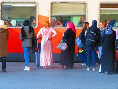 で……４分後の１２:３２、無事カサブランカの「カサ ヴォヤジャー駅」に到着。「カサ ヴォヤジャー駅」はモロッコ鉄道のハブ駅なので、停車時間が長いです。
こんな風景を見てると、ここが“アラブ世界”の一地域だと再認識させられました。