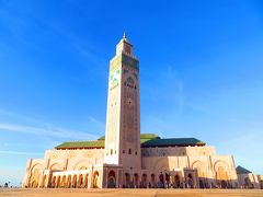 で「ハッサン２世モスク」の全景。       
 このモスクは世界で３番目に大きなモスクだそうで、ミナレット（尖塔）の高さは２１０m。２０１５年製作の映画「ミッション・インポッシブル」のロケ地として注目されたこともあるらしいです。
なんと言っても、“現役モスクで異教徒が入れる唯一のモスク”です。