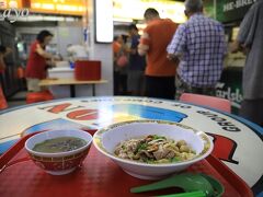 2016年にミュシュランの１つ星を獲得した屋台。
タイホア ポークヌードル（Hill Street Tai Hwa Pork Noodle）。
待っているお客さん十数人。待ち時間およそ20分。
短いほうみたいです。
美味しかったです。
並ばずに食べれるのであれば、また行きたいです。

バスで、一度ホテルに戻りました。