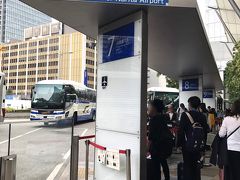 前日に悩んだのが成田までの行き方です。
東京駅からバスが安くて良いのですが、時間的に朝のまだ混んでいる時間に東京駅まで行く必要があったのと私がバスに酔いやすいってのが不安で悩んでいました。
いつもの通り電車でもいいのですが、頭に中に節約の文字が・・・。
なんとなく最寄り駅の京王線の時刻表を見ているとバスで行く場合の時間帯に有料の指定席があるライナーがありました！
家を出る時に酔い止め飲めばバスはどうにかなるなとバスにしました！
バスに乗り込んだ時には薬のせいで起きていられなくて熟睡している間に空港に到着しました。
これからもバス使えそうです♪