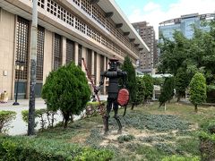 台北駅の機関車の近くにオブジェがあります