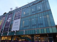 地下鉄６号線漢江鎮（ハンガンジン）駅へ。

BLUE SQUARE（ブルー・スクエア）
ミュージカルなどの公演会場やアートギャラリー、色々入ってます。