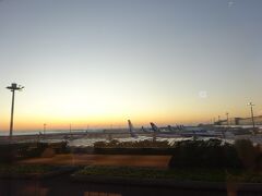 朝早い便だったので、始発に乗って羽田空港へ。
カードラウンジでクロワッサンを頂いて、朝食代わりとします。
ただ、ここのクロワッサン、かなりイマイチなクロワッサンなのが残念です。