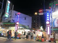 桃園駅から夜市までは徒歩だと30分近くかかるから、バスでの移動がオススメ。
夜市の入口、人がいっぱい。
