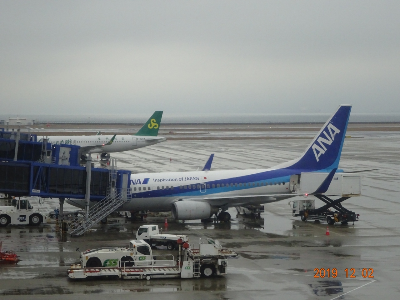 ９番スポットに駐機しています成田行きのＡＮＡ便にもうすぐ搭乗します
Ｂ７３７－７００型機です。