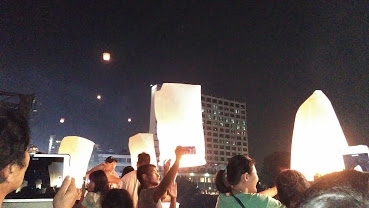 19：30頃、待っているのも面倒になり、帰る事にしました。根性がなくなりましたね。<br /><br />川沿いをプラプラ歩きながら、屋台を覗いていきます。適当におつまみ買いながら、昨日行った「リバーマーケット」の橋まで来ました。橋の上の多くの人たちは、コムロイに火入れをしてます。十分温めずに手を離して、コムロイを燃やす人もいました。<br /><br />私たち夫婦は、やる気が無いので、無視してましたが、コムロイを一生懸命売っている人もいました。40か50Bくらいだったと思います。