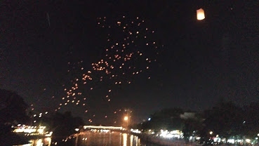 屋台で買ったおつまみと缶ビールで、ホテルの窓から、コムローイや花火を見ました。<br /><br />先ほどまでいたヤワラット橋の方と、先ほどの橋の辺りから、コムローイが上がっていました。<br />ユーチューブ等で見る、地面から見るような、下からの一斉のコムロイの、打ち上げではないので、派手さはありませんが、ずうっとコムロイは、深夜まで上がってました。花火も合間合間に打ち上げておりました。<br /><br />私たちの部屋は、10～12F？くらいです。私は花火を、いつも地面から見ていたのでよくわかりませんが、花火が下の方に見えるような気がしました。スコータイの花火もそうでしたが、日本の花火より、低い位置で、開いているんでしょうか？<br /><br />ホテルの窓からのコムロイを見ていると、私達が、せめて40～50代前半ぐらいだったら、ドイサケット会場で打ち上げを下から見て、チェンマイの橋でコムロイを上げ、ホテルに帰り、窓からピン川の、コムローイを上から見るパターンが出来たかも知れません。（残念！！）<br /><br />スコータイにしろ、チェンマイのコムローイにしろ、もったいなかったです。<br />夜がメインなのが、我々夫婦の敗北？の原因でした。まあ、それなりに、十分楽しんではいますけど。<br /><br />明日もチェンマイ旧市街です。