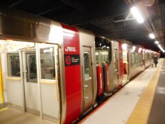 （乗降り用ボタン列車経験）
広島発岩国方面行は赤い電車だった。出入口に開閉のボタンがあった。乗車客が少ない駅では、ドアーは自動で開かず、ボタンをを押して開け締めすると言う。初め乗り降りの際に、ボタンを押し、扉を開け締めする電車に乗った。