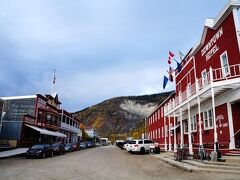 ドーソンシティ Dawson Cityに到着。辺境地の為かゴールドラッシュ後に再開発されることもなく、現在も西部劇のセットの様な昔の町がそのまま残っています。道も舗装されていません。