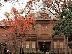 東京藝術大学音楽学部の前身である東京音楽学校の校舎として、明治23年(1890)に建築され、日本における音楽教育の中心的な役割を担ってきた建物です。
2階の音楽ホールは、かつて瀧廉太郎がピアノを弾き、山田耕筰が歌曲を歌い、三浦環が日本人による初のオペラ公演でデビューを飾った由緒ある舞台です。
音楽ホールを借りたり、内部を見学したり出来ますので、お調べになってみてください。
