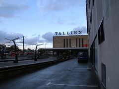 ホテルを出てホテルの裏手に回りバルト駅舎を眺めます。旅行記のパート３で少し触れたのですが、奥の駅舎つまり私が泊まっている建物が上の２枚の写真で出ているバルト駅舎でまず間違いないと思います。
ロシア帝国時代に建てられた駅舎は１９４４年のソビエト軍の空爆で大破しますが、ソビエト占領後の１９４５年に復旧し再利用されてました。その後１９６０年から６５年に大改修をしたとなっているのですがいくつかの資料では建て替えたとなっています。
ただホテル内では何カ所か改修後の壁を剥がしたあとがありこれが相当古いレンガで積み方も古く、わざわざ立て直した際に古いレンガを古い積み方で積んだ後コンクリートで補強する意味も何もないのでそうなのかなと思っています。
まあせっかく泊まったホテルがロシア帝国時代に建てられたものと思っていた方がロマンあるってのもありますが・・・。何せ本館は２００５年建築なのがたまたま駅舎の別館に泊まることになったので。