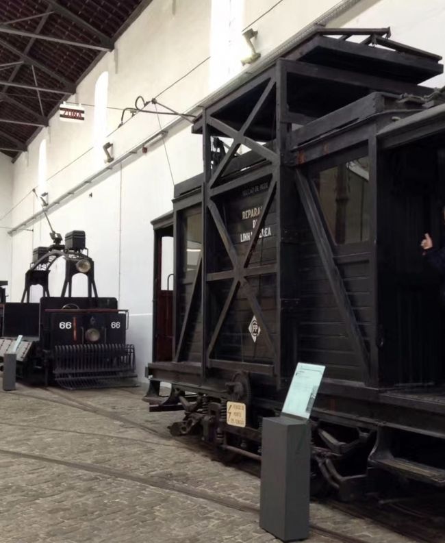 Porto tram museum 博物館は思ったほど大きくない。<br />実際の乗車もできないが、外で現役の路面電車の駅があり、<br />それに乗って往復した。