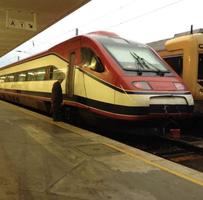 朝、Irunより夜行列車でリスボン、Lisboa st. Apoloniaに到着。<br />乗り換えて11時、ポルト Porto に到着。