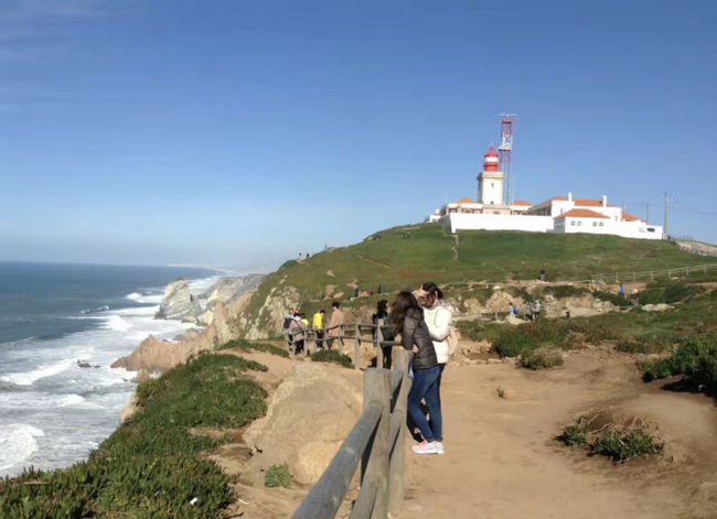 40分ほど、ロカ岬Cabo da Roca に到着しました。<br />バス停から灯台を目指して徒歩数分、崖のそばまで行きます。