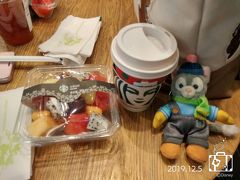 早朝に上海浦東国際空港に到着

地下鉄が動き出すまでに時間があるので、ひとまず空港内のスタバで朝食をいただきます