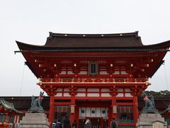 「楼門」
天正17年（1589年）豊臣秀吉の造営とされ、神社の楼門としては最も大きいものに属しているそう。