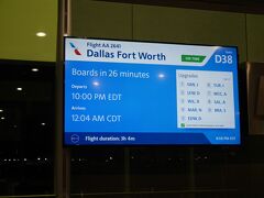 「マイアミ空港D38ゲート　ダラス行き電光掲示板」

22時、マイアミ発、ダラスへ（翌日00：04着予定）。
