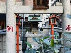 人形町には神社が多いので、よさげな小綱神社にいったらパない行列が。

諦めて駅チカ橘稲荷神社に行ってみた。
こじんまり系。