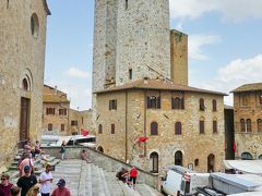 ドゥオーモ前の広場

中央後ろが、サルヴィッチの双子の塔 Torri dei Salvucci
右後ろに隠れている塔が、ペッティーニの塔 Torre Pettini
