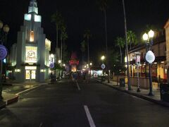 この日のディズニー・ハリウッド・スタジオは、午前6時からエキストラマジックアワーで到着するとエントランスが、オープンしてましたので中に入ります。
この先でいったん止められます。

