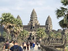 14:30、まずはアンコールワットへ。

お堀の外側からチラっとアンコールワットの姿を見ただけで、感動です。
こんなに美しい建物がこの世にあるんだ･･･！！
本物だ～～～！！

午後なので太陽の光が当たり、本当にきれいに見えます。
午後はツアーの団体が押し寄せているのでは…、と心配していたのですが、大きな声の大人数の団体はあまり見かけず、小さなグループが多かった印象でした。
（最終日、朝8:30頃に行ったときは団体様ですごい状態だったので、団体ツアーは午前中、朝イチのほうが多いのかもしれません。）