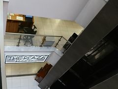 ホテルに戻る前に立ち寄ったThe Plaza Shopping Centre。スリーマでは比較的大きなショッピングモールだが、日本人には「え？この程度？」と思えるくらい小さなもの。買い物客も少ないのもさることながら、何せ活気がない。。