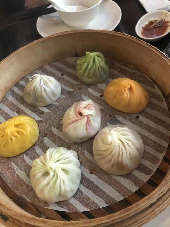 カラフル小籠包！蟹味噌、トリュフなど、、ピリ辛もありました