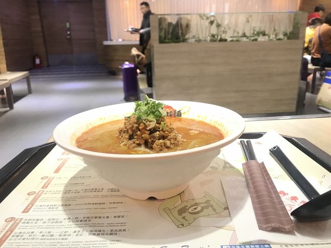 空港のフードコートにて。<br />ハラペコだったので坦々麺を。味は、普通！笑